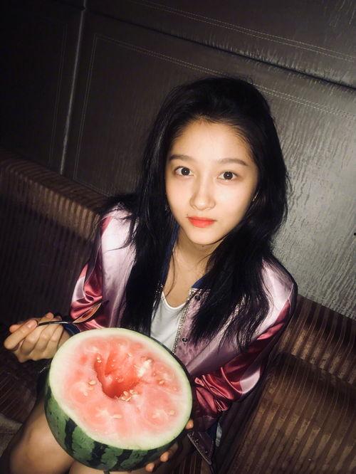 发妞吃瓜视频,揭秘网红发妞吃瓜视频背后的热点事件